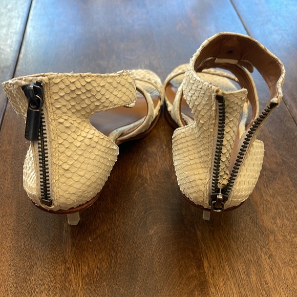 🌸DKNY 2” kitten heel with faux cream snake skin - back zipper closure - Picture 3 of 7